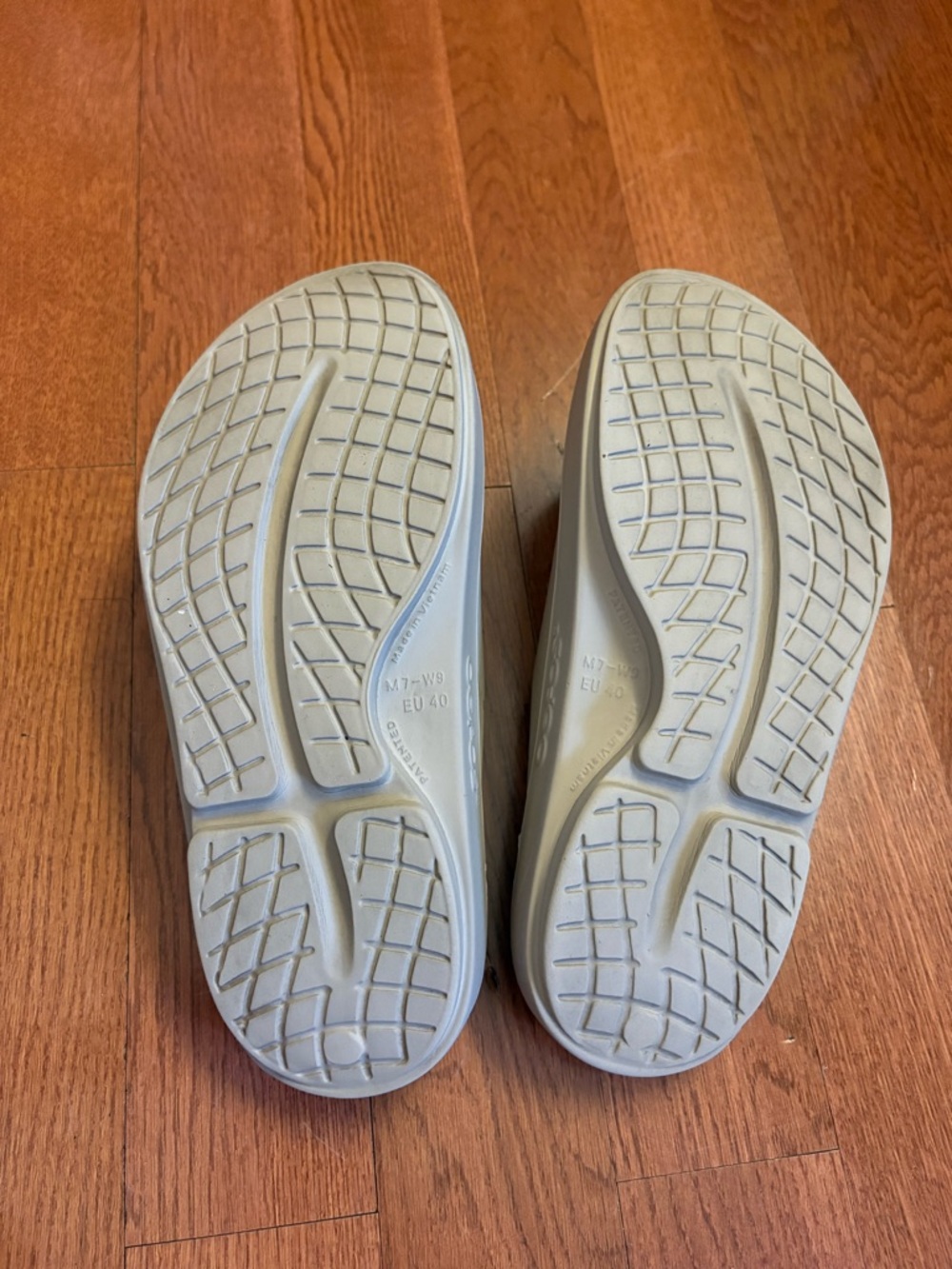 OOFOS Ooahh Light Gray Recovery Slide Sandals. Size Women’s 9, Men’s size 7 - Picture 5 of 8